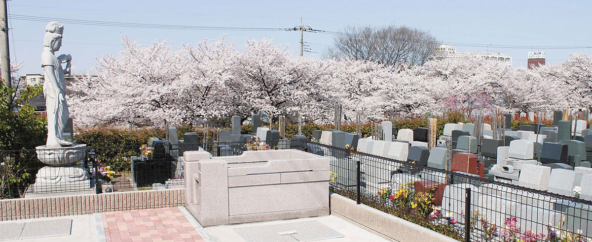 自然豊かな霊園の様子