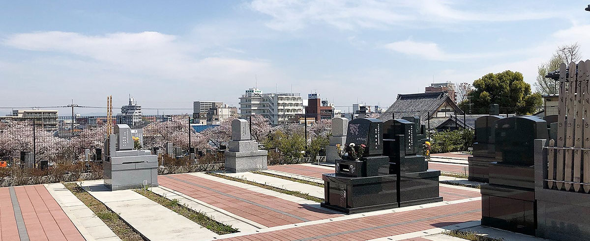 自然豊かな霊園の様子