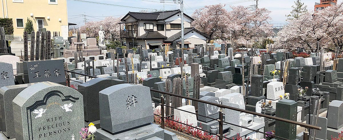 自然豊かな霊園の様子